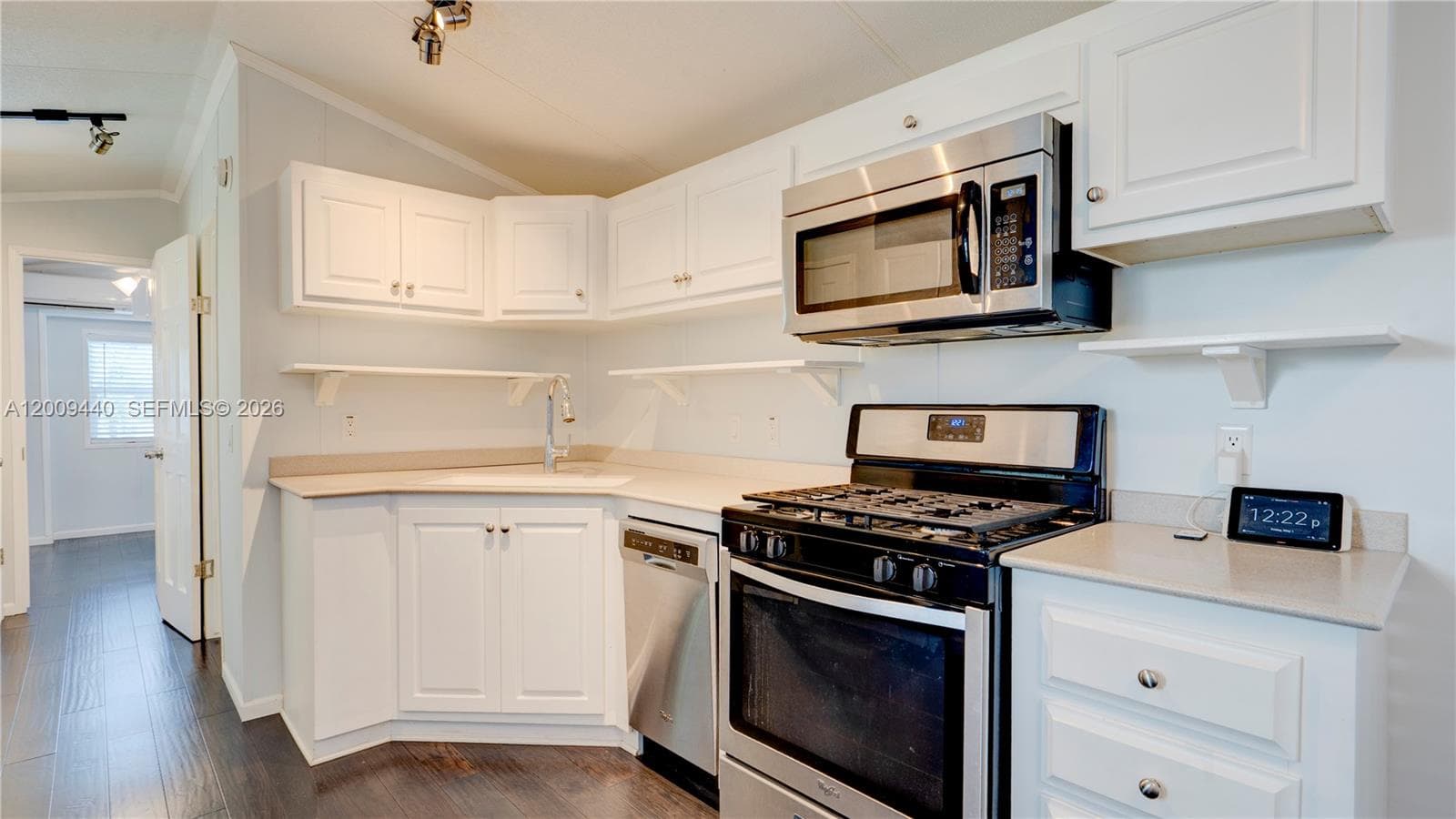 1101 Mastic Street photo 99