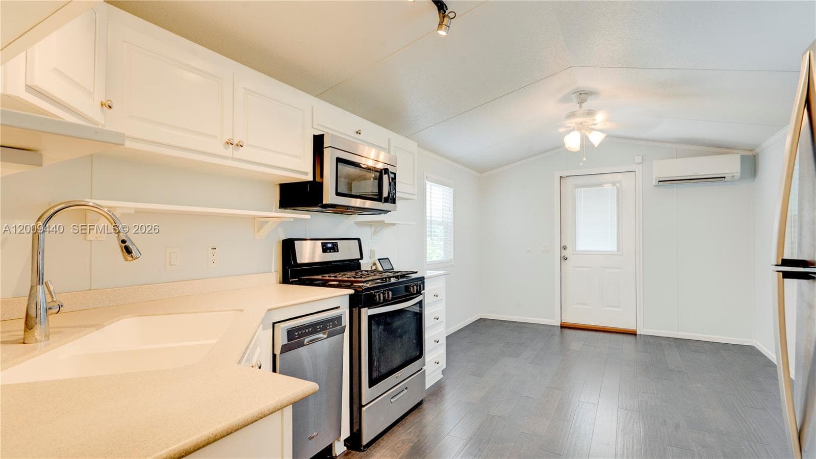 1101 Mastic Street photo 100