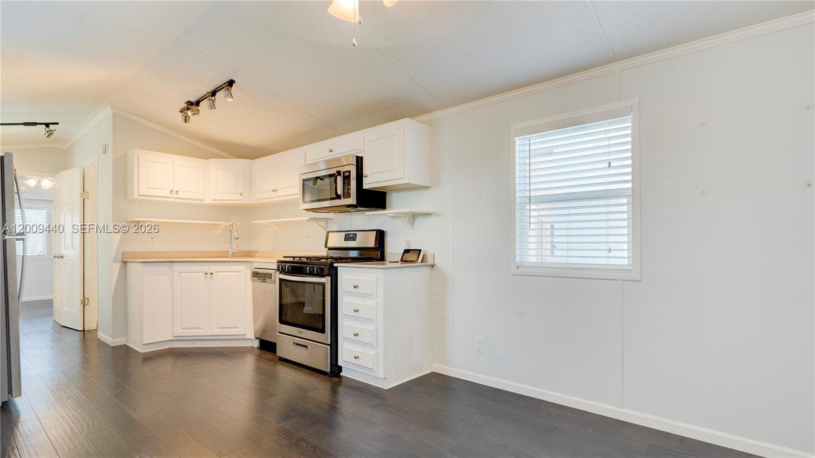 1101 Mastic Street photo 98