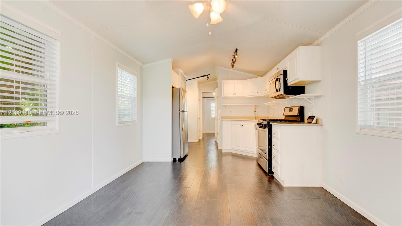 1101 Mastic Street photo 97