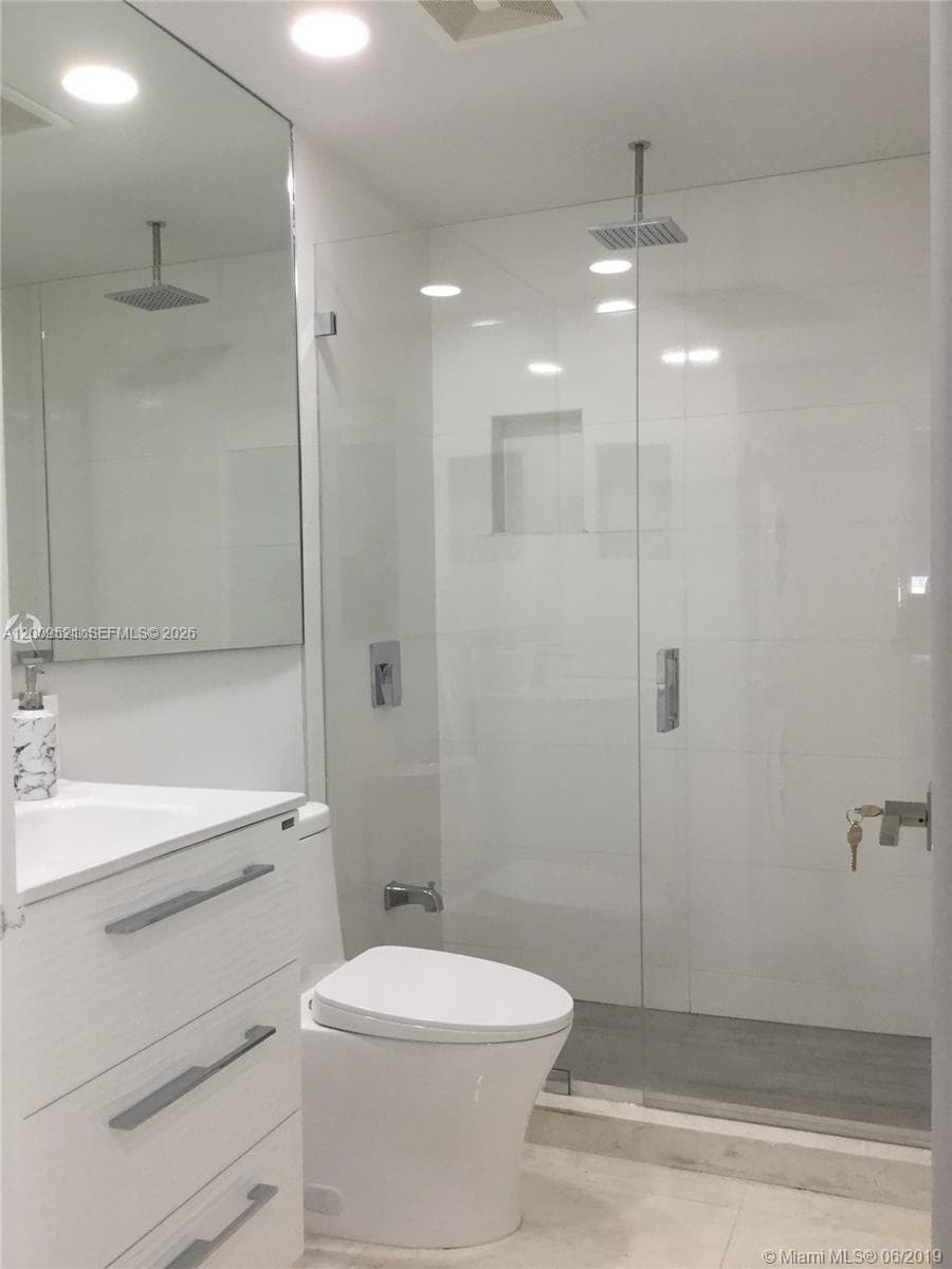 BRICKELL BAY TOWER CONDO · #1002 in Miami - Photo 9