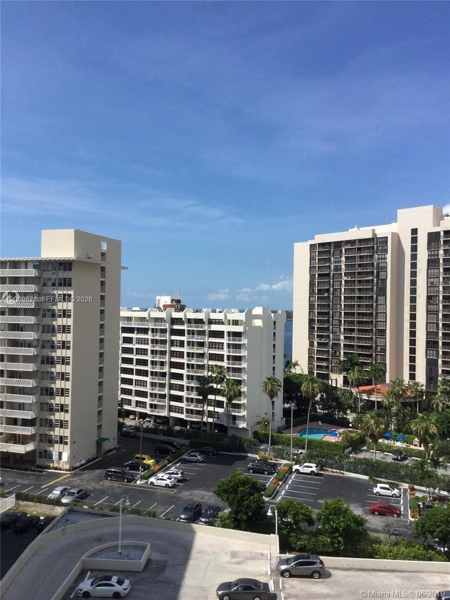 BRICKELL BAY TOWER CONDO · #1002 in Miami - Photo 19