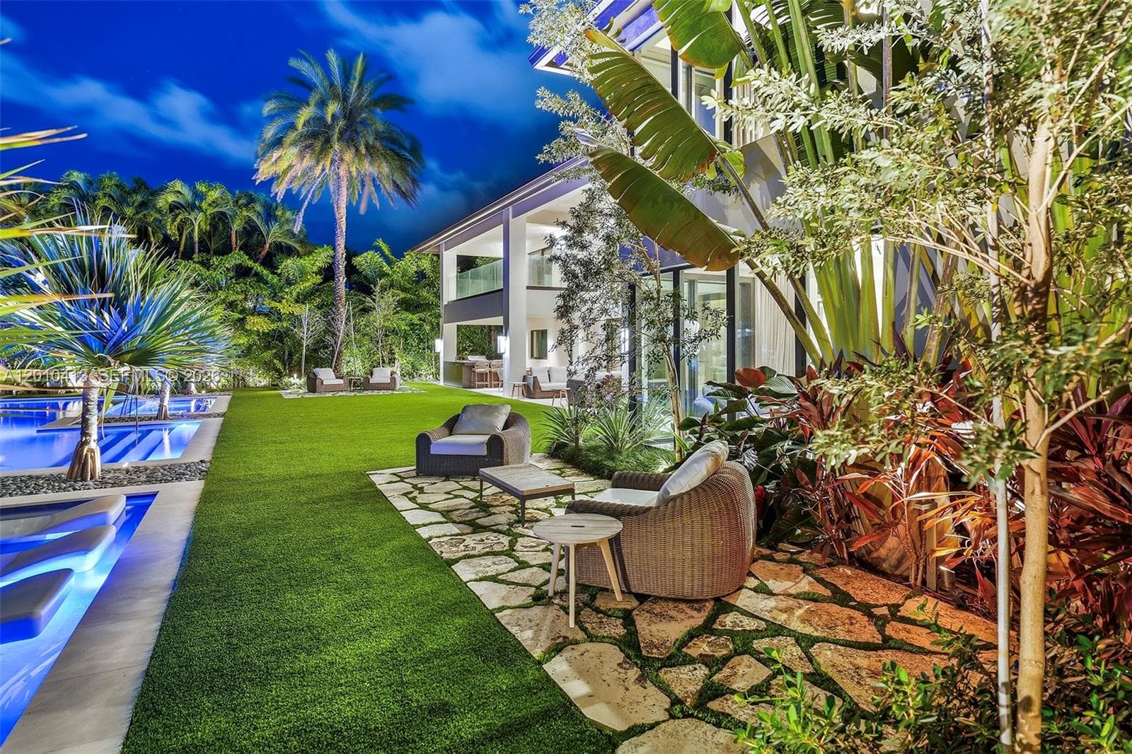 110 Holiday Dr photo 100