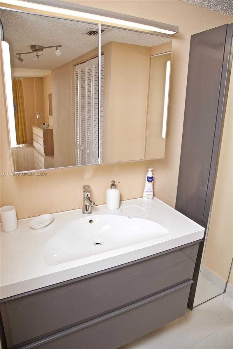 WINSTON TOWERS 600 CONDO · #1107 in Sunny Isles Beach - Photo 11
