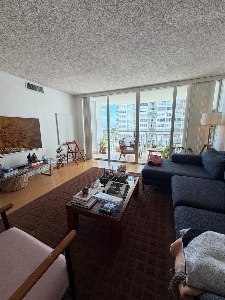 DEL PRADO PLAZA · #601 in Aventura - Photo 7