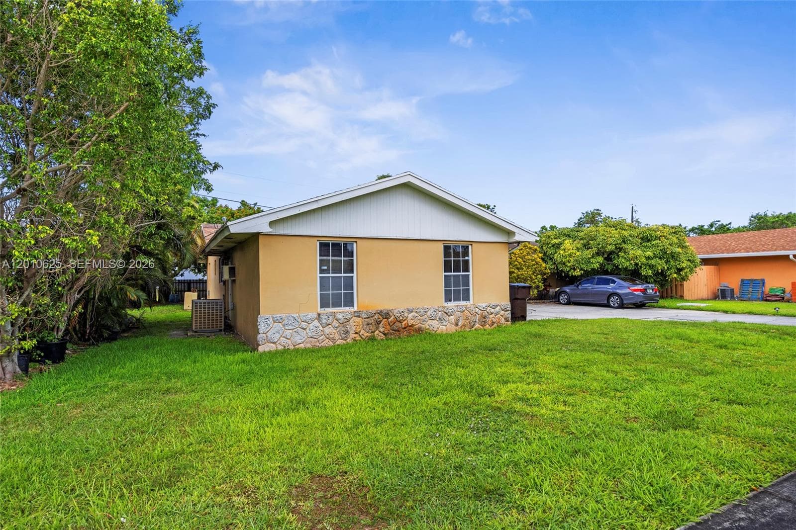 1831 Hiltonia Cir photo 2