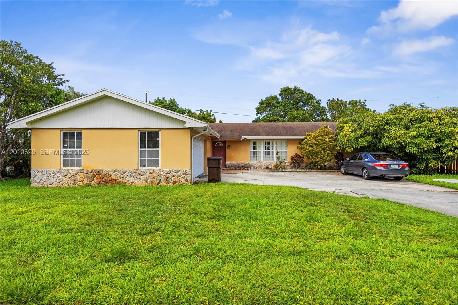 1831 Hiltonia Cir photo 1