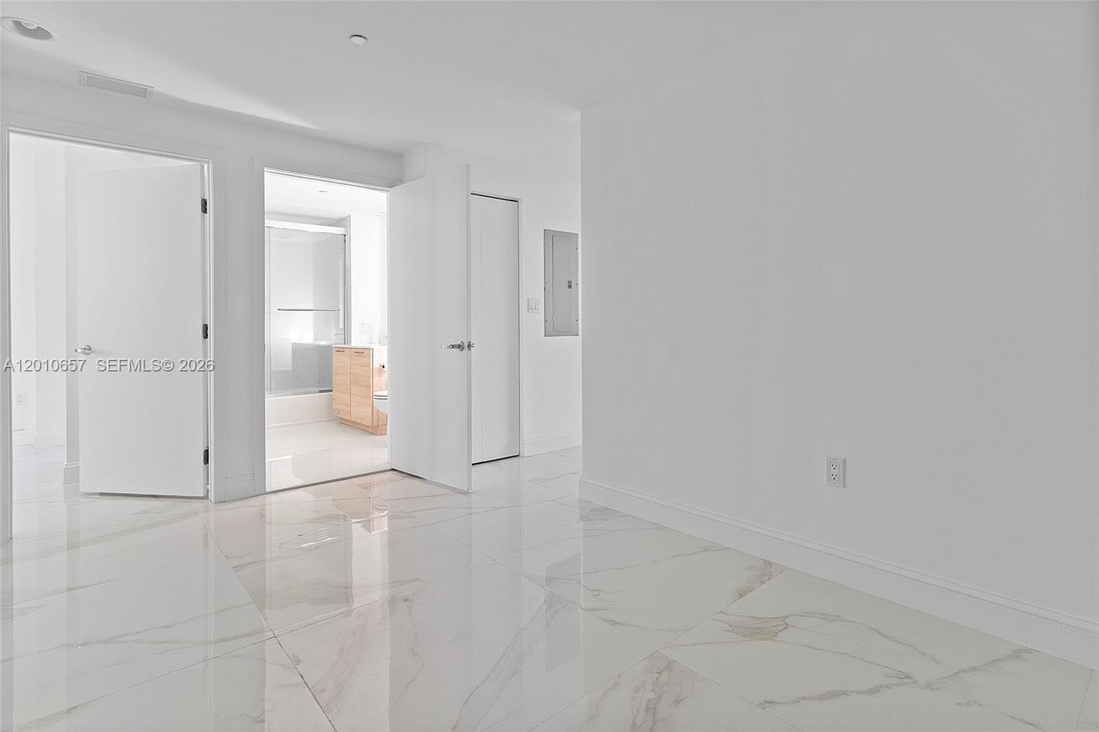 THE HARBOUR SOUTH CONDO · #717 in North Miami Beach - Photo 8