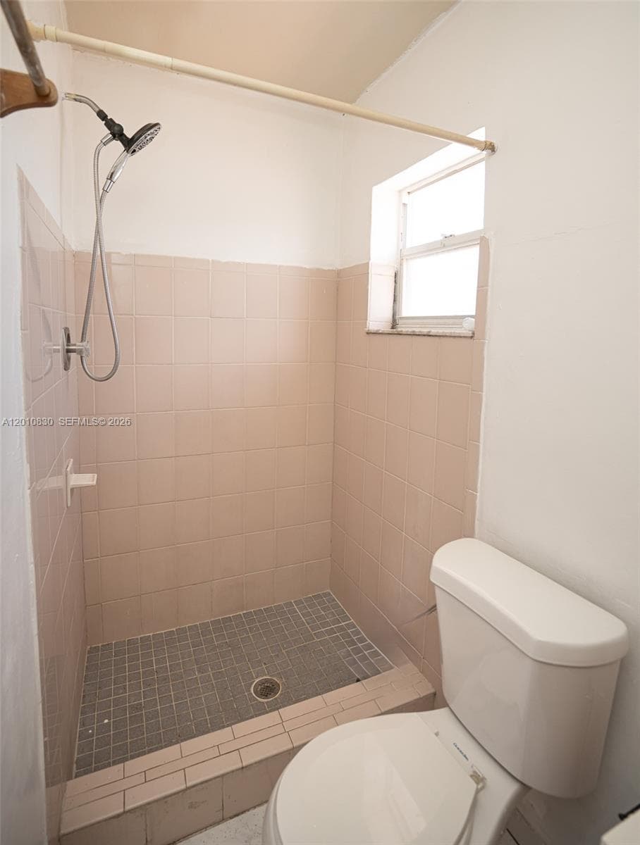 1/1 PRIVATE LIVING SUITE (BATHROOM)