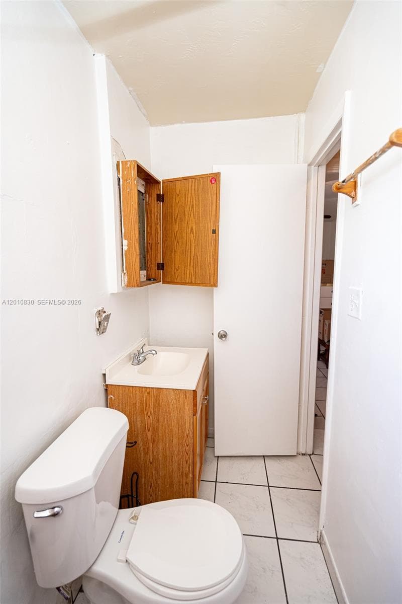 1/1 PRIVATE LIVING SUITE (BATHROOM)
