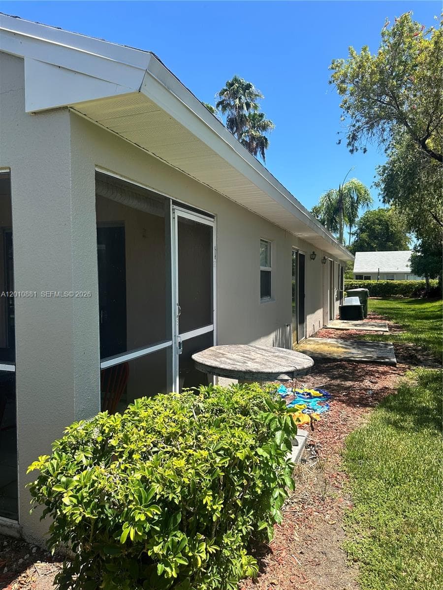 472 SE 22nd Dr photo 5