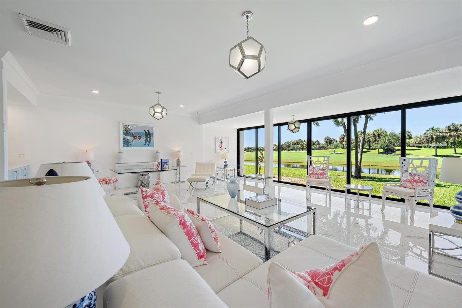 LIVING ROOM WITH VIEW ON GOLF COURSE