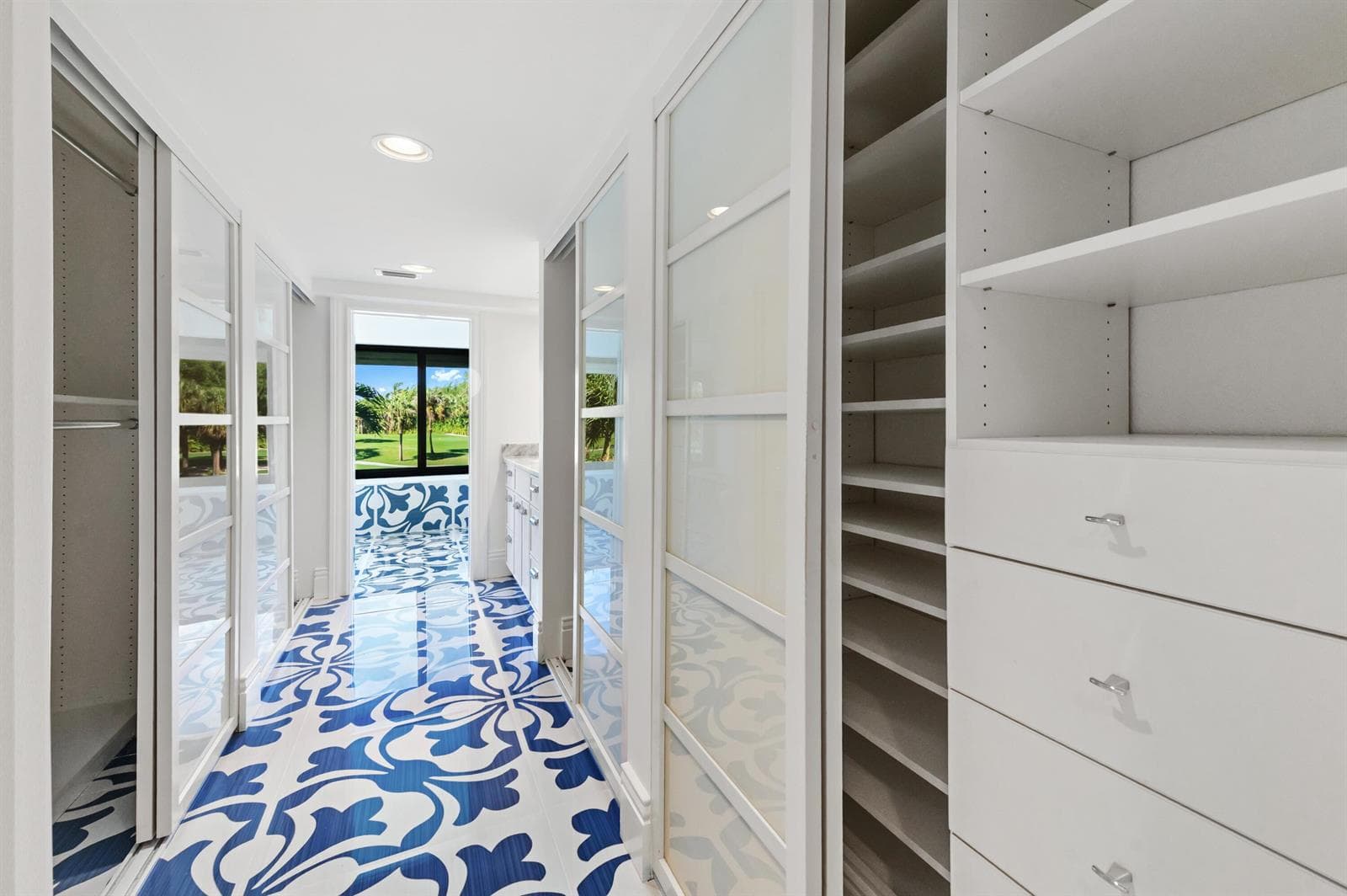 PRINCIPAL BATHROOM W/CLOSETS