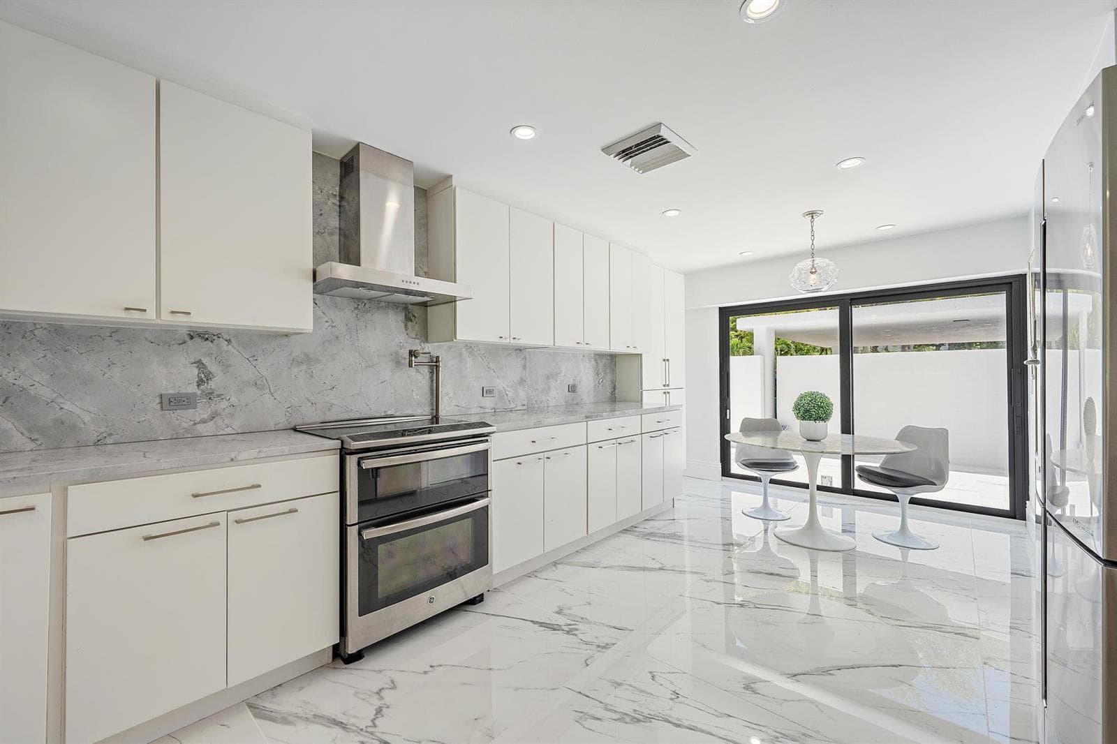 KITCHEN W/ COURTYARD