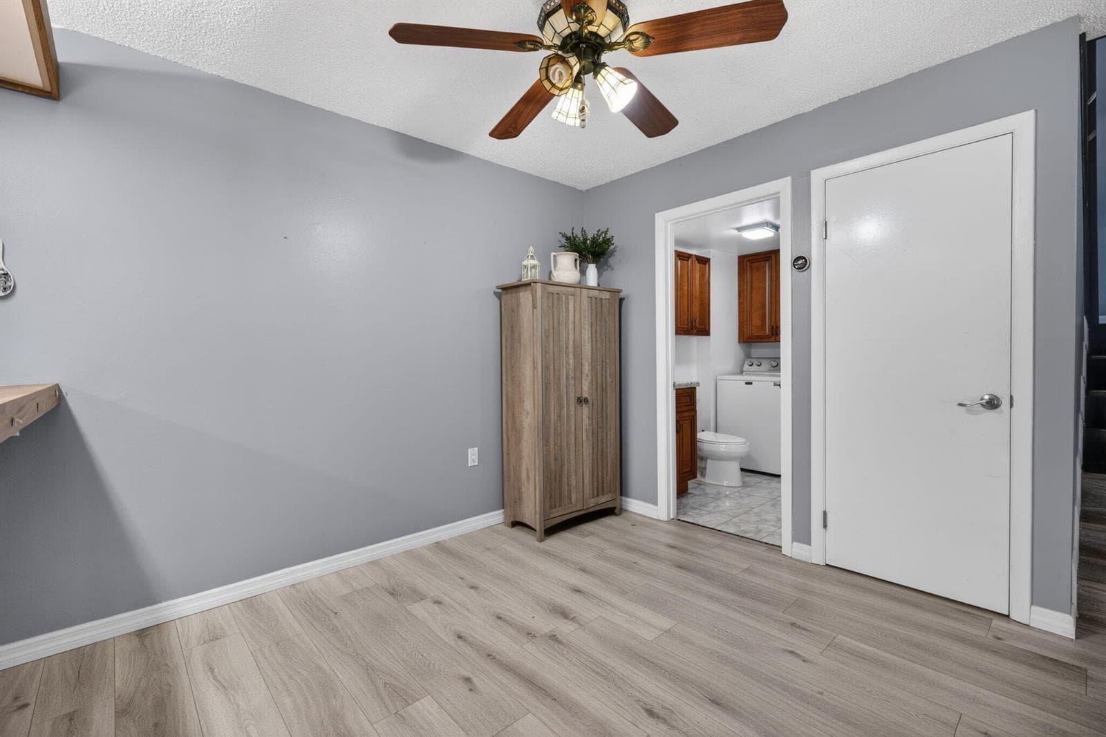 Laundry/bath off dining
