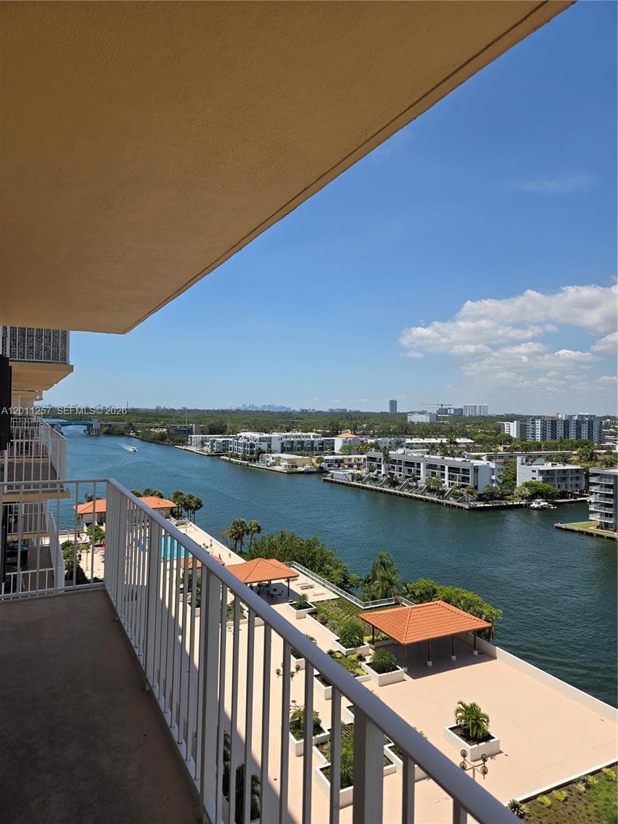 WINSTON TOWERS 700 CONDO · #1207 in Sunny Isles Beach - Photo 3