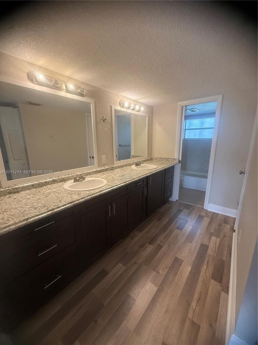 AZURE LAKE CONDO · #425 in Miami - Photo 8
