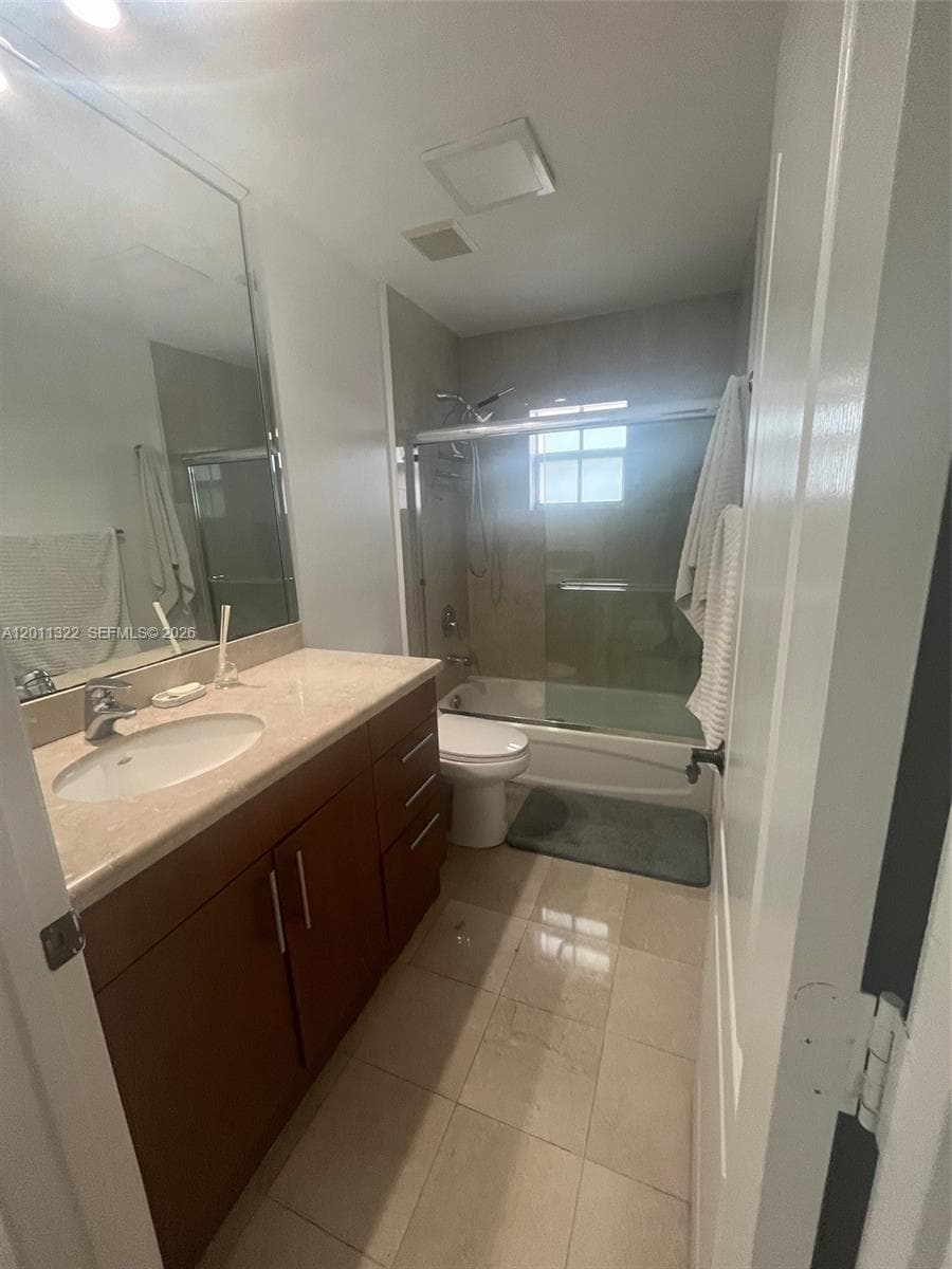 3915 NE 168th St #3915 photo 2