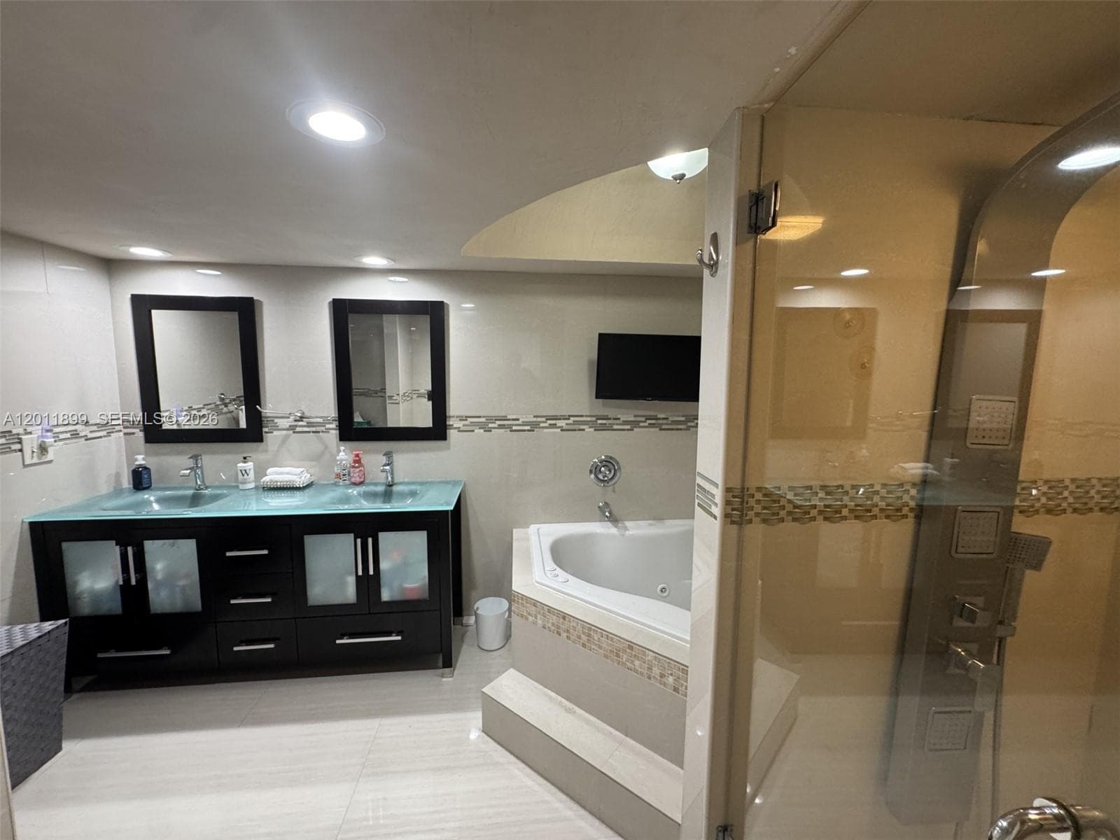 Master Bedroom w/En-Suite Bathroom!