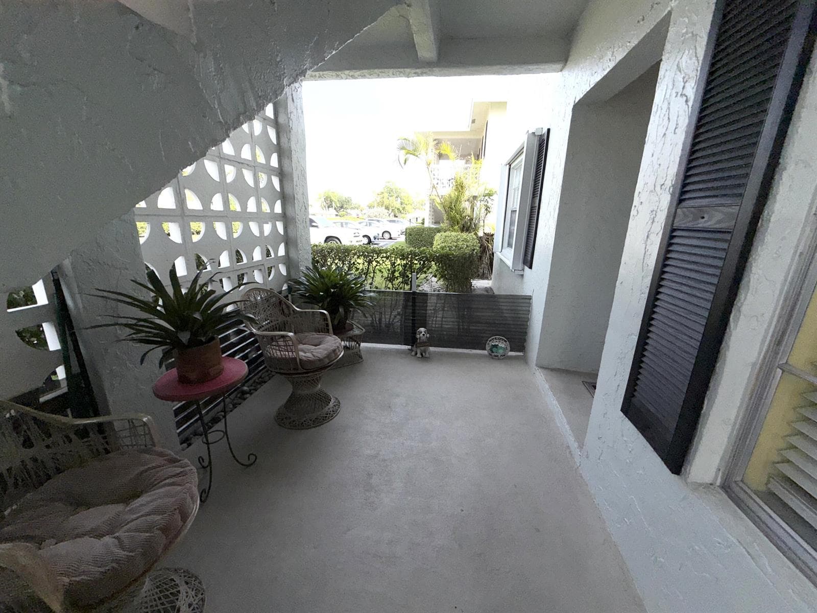 Covered front patio area