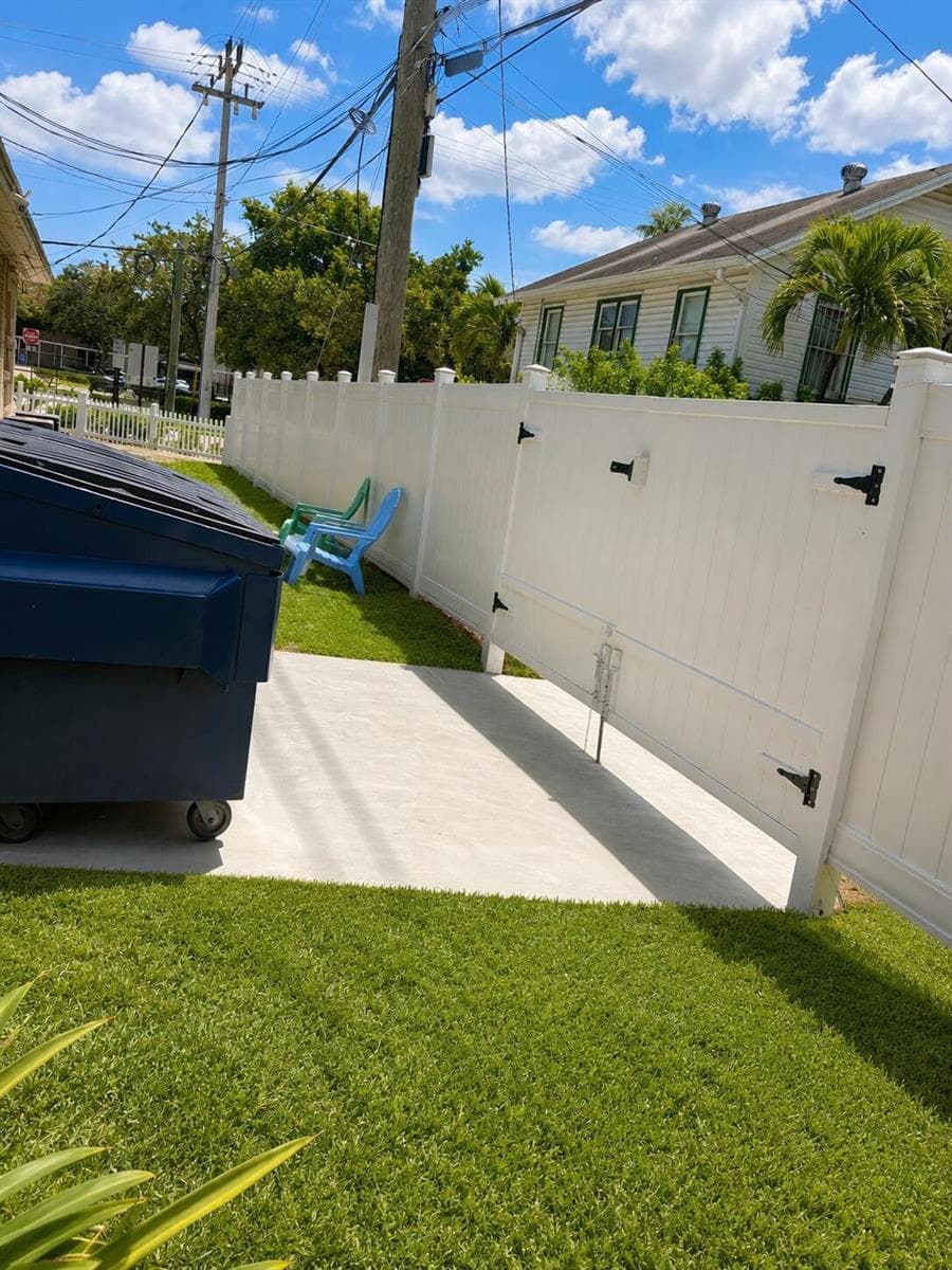 LAS OLAS BACK FENCE