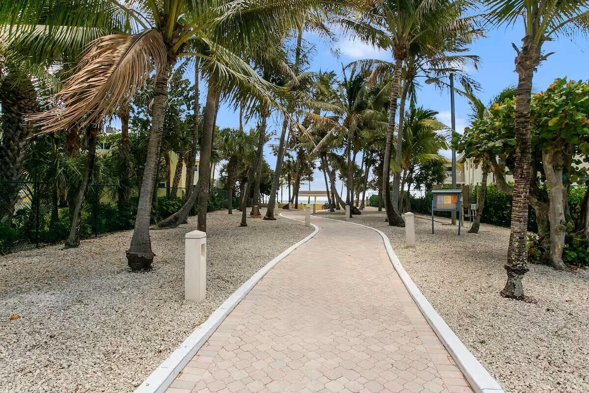 Walk-way El Mar Bch Club