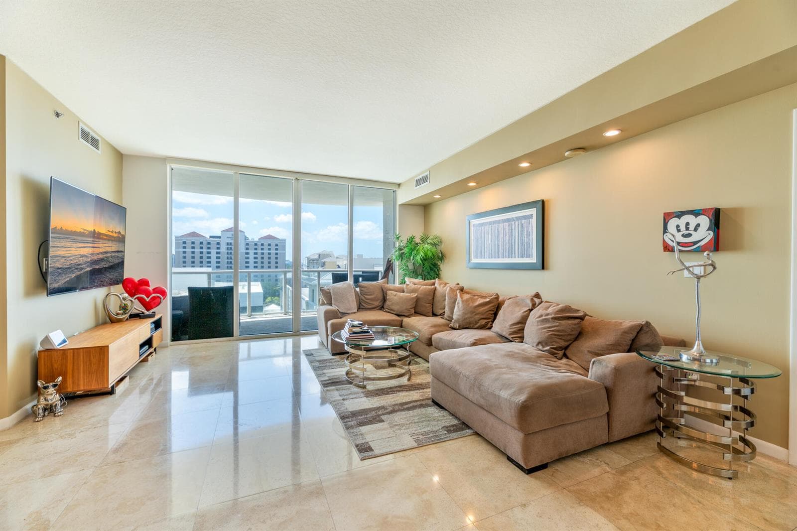 full livingroom with tv