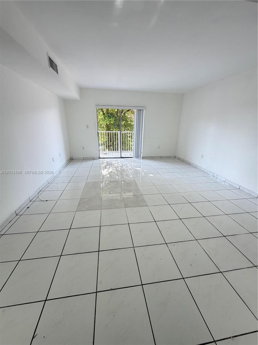 LAGUNA CLUB EAST CONDO · #207 in Miami - Photo 6