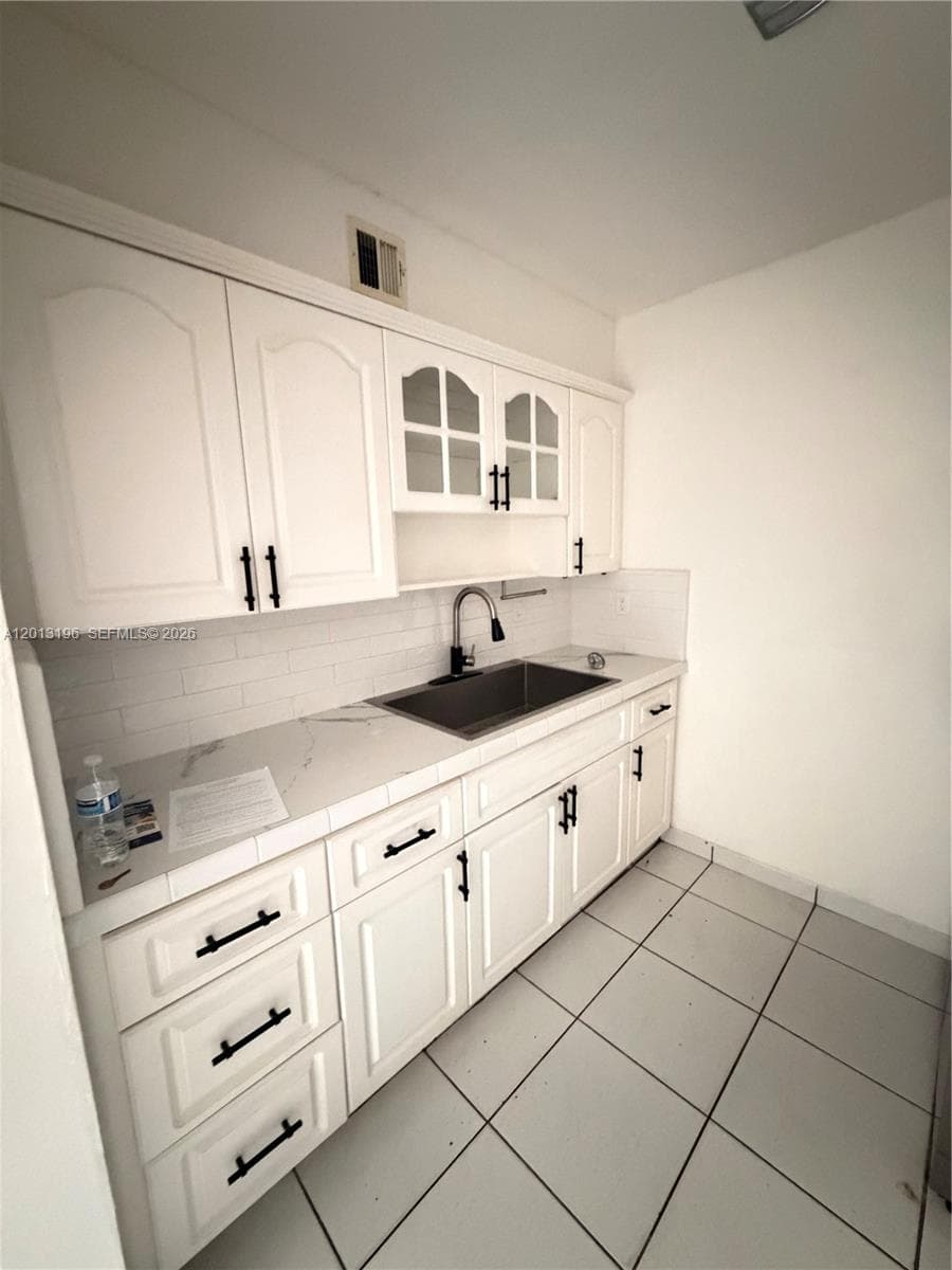 LAGUNA CLUB EAST CONDO · #207 in Miami - Photo 14