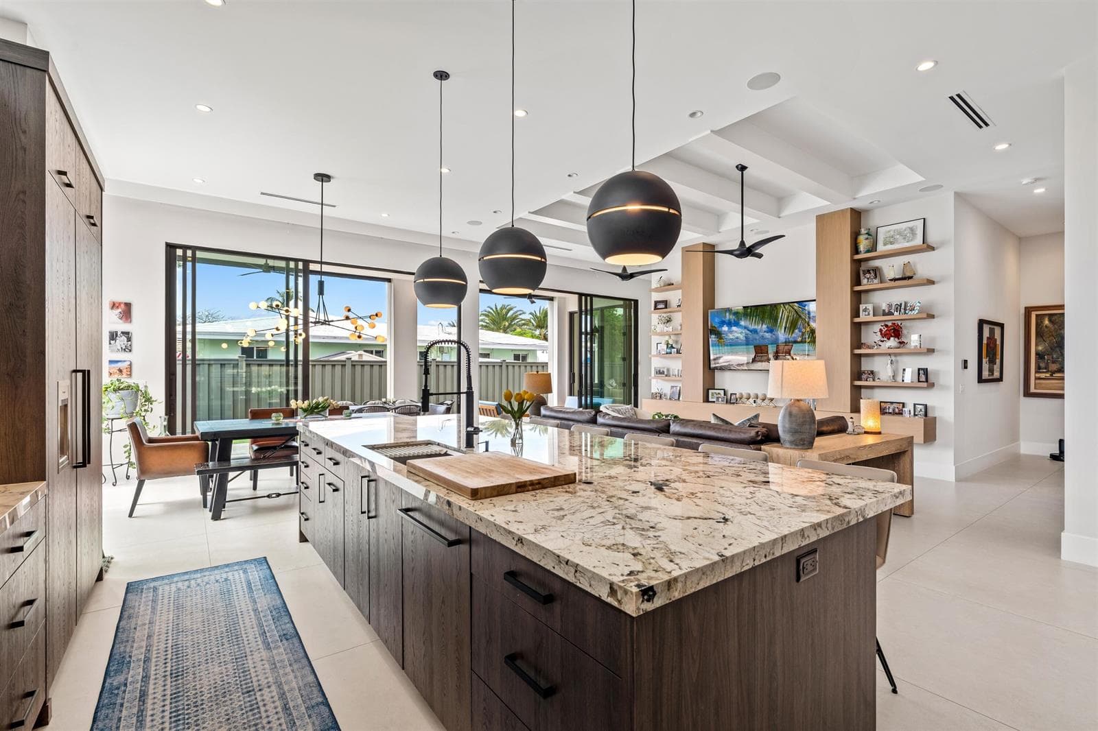 KITCHEN_TO_FAMILY_ROOM_DT_RT