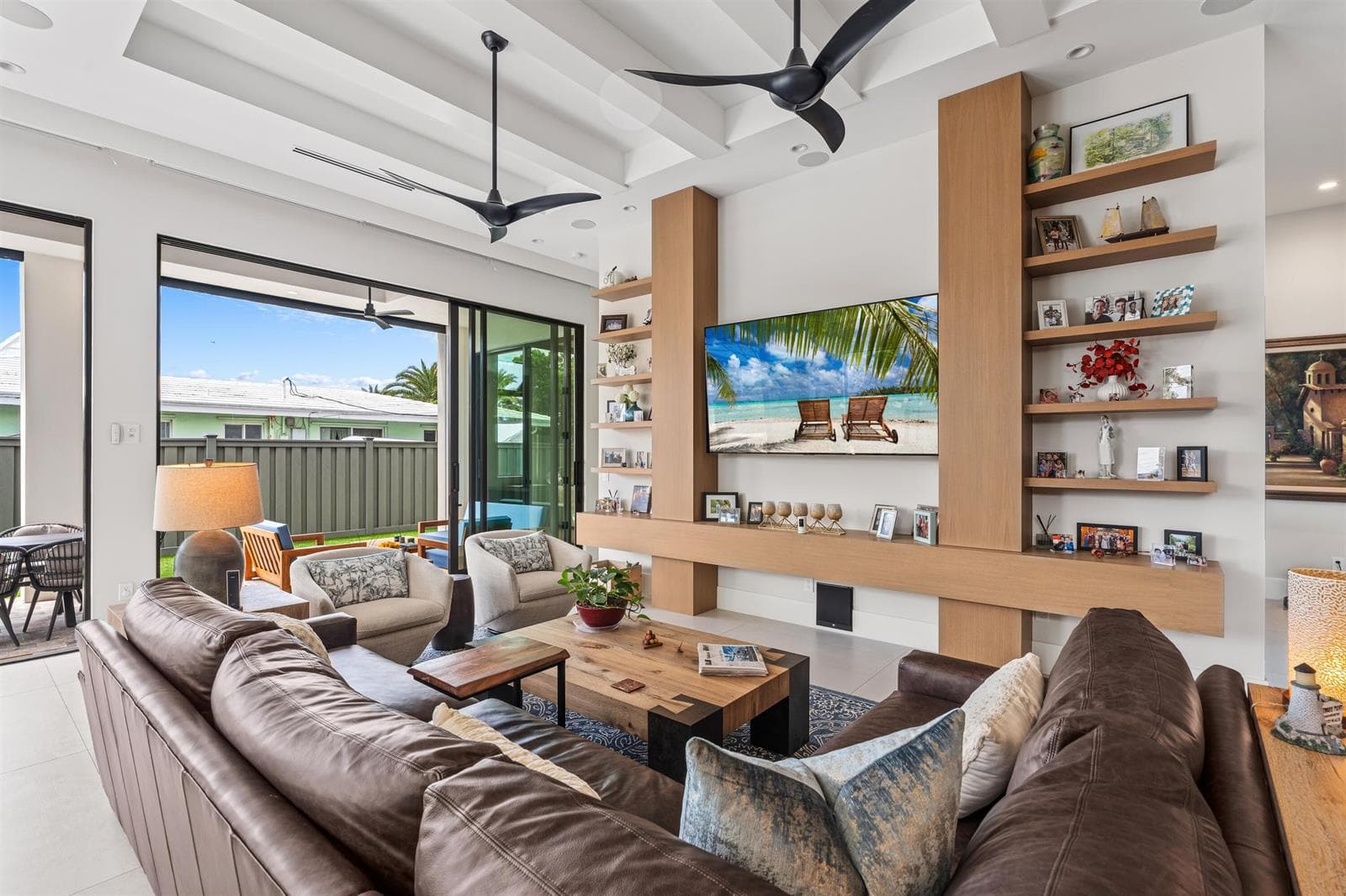 LIVING_ROOM_ANGLED_DT_RT