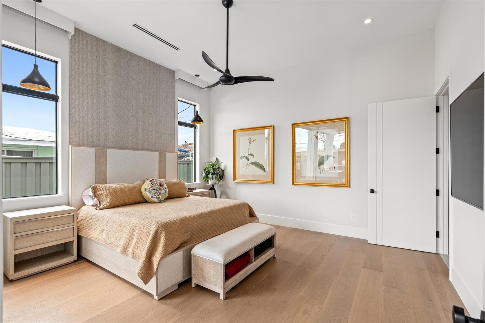 PRIMARY_BEDROOM_RIGHT_ANGLE_DT