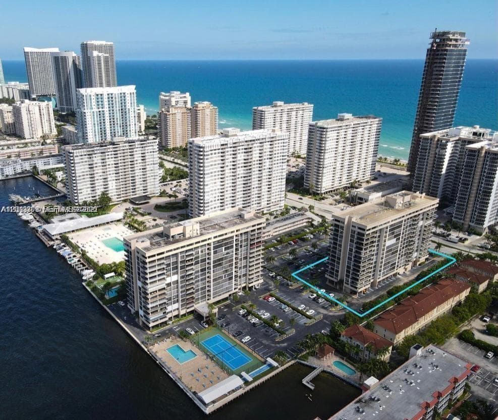 AVANT GARDE CONDO · #East401 in Hallandale Beach - Photo 2