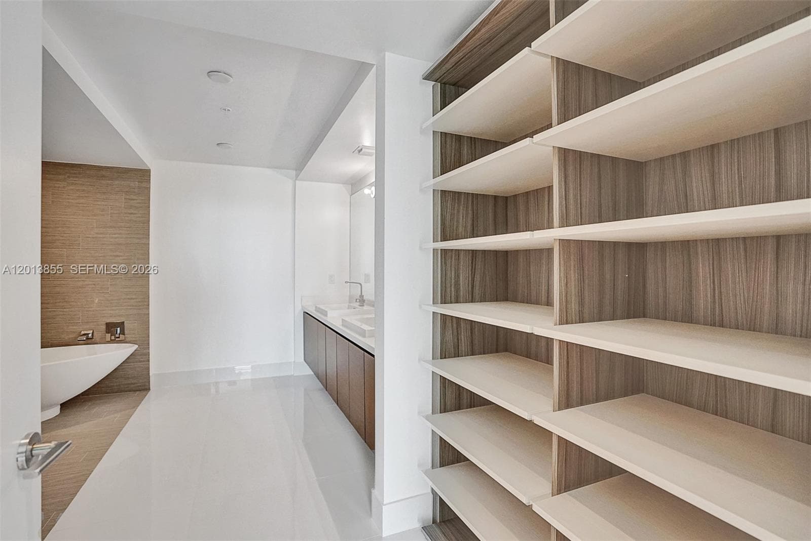 SPACIOUS CLOSET