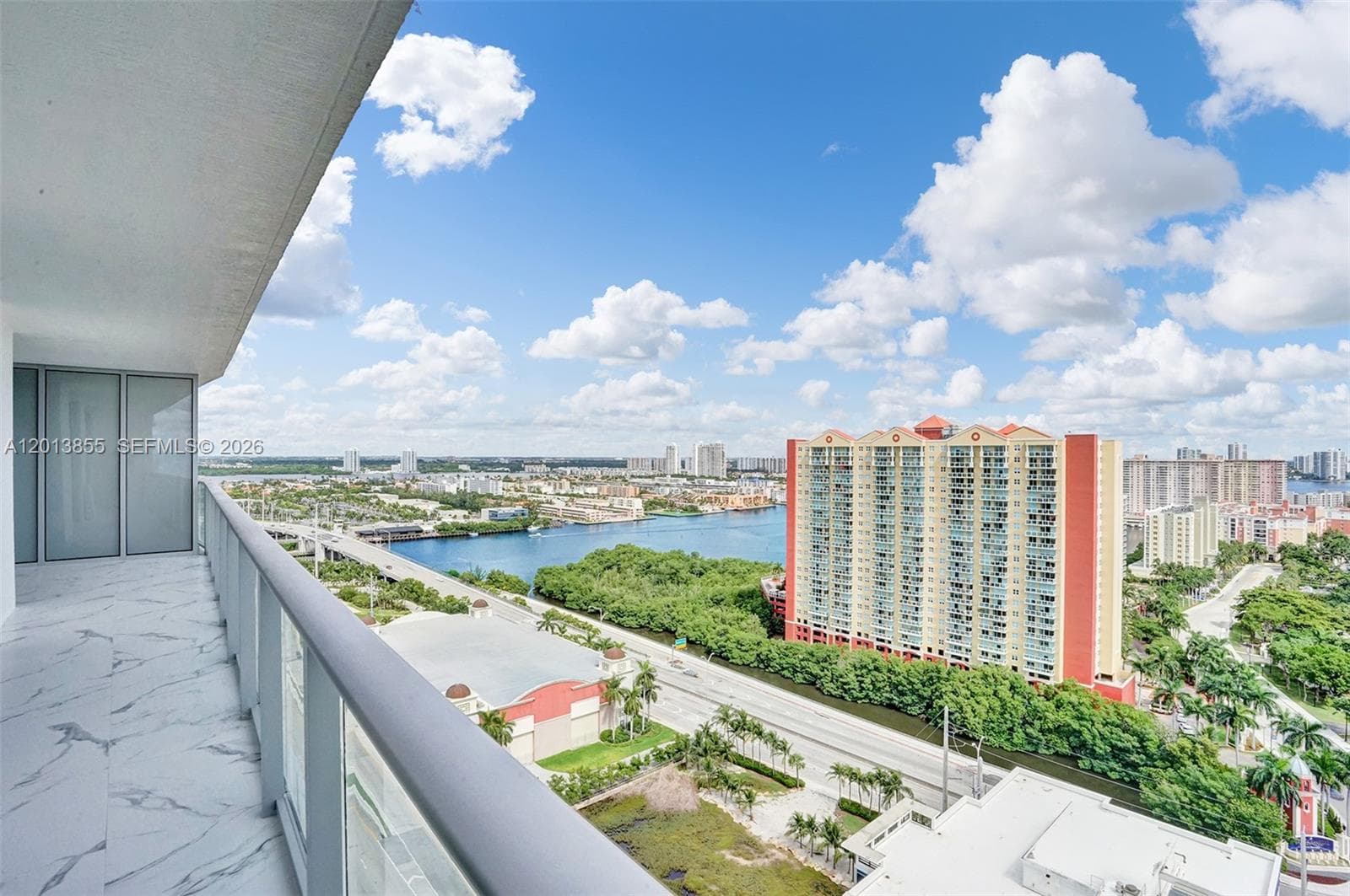 HUDE BALCONY CITY VIEW