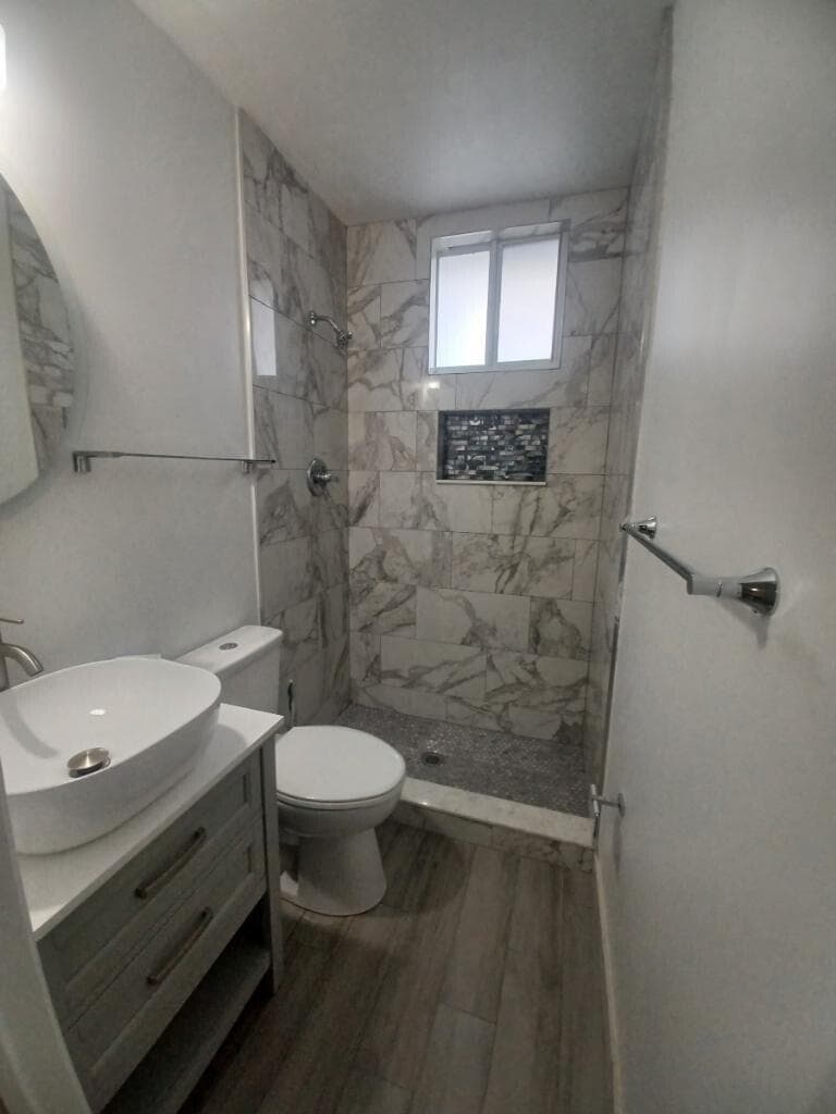 24 SW 13TH ST #1 BATHROOM