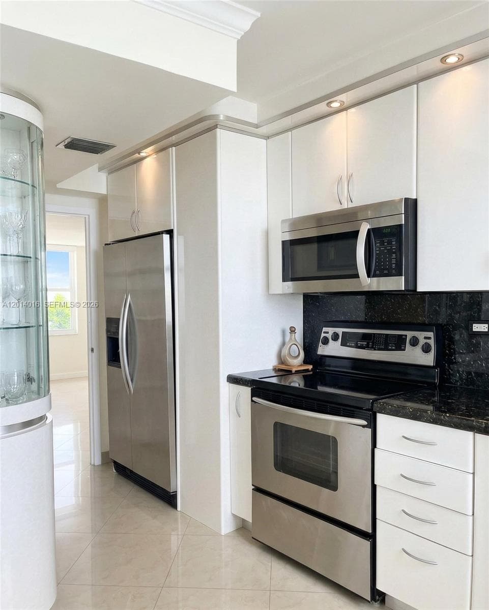 Winston Tower 200 · #1517 in Sunny Isles Beach - Photo 4