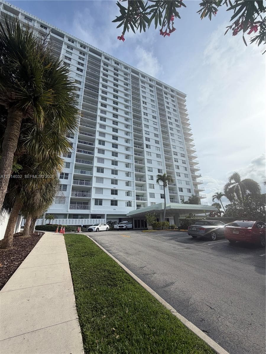 Arlen House West · #1631 in Sunny Isles Beach - Photo 1