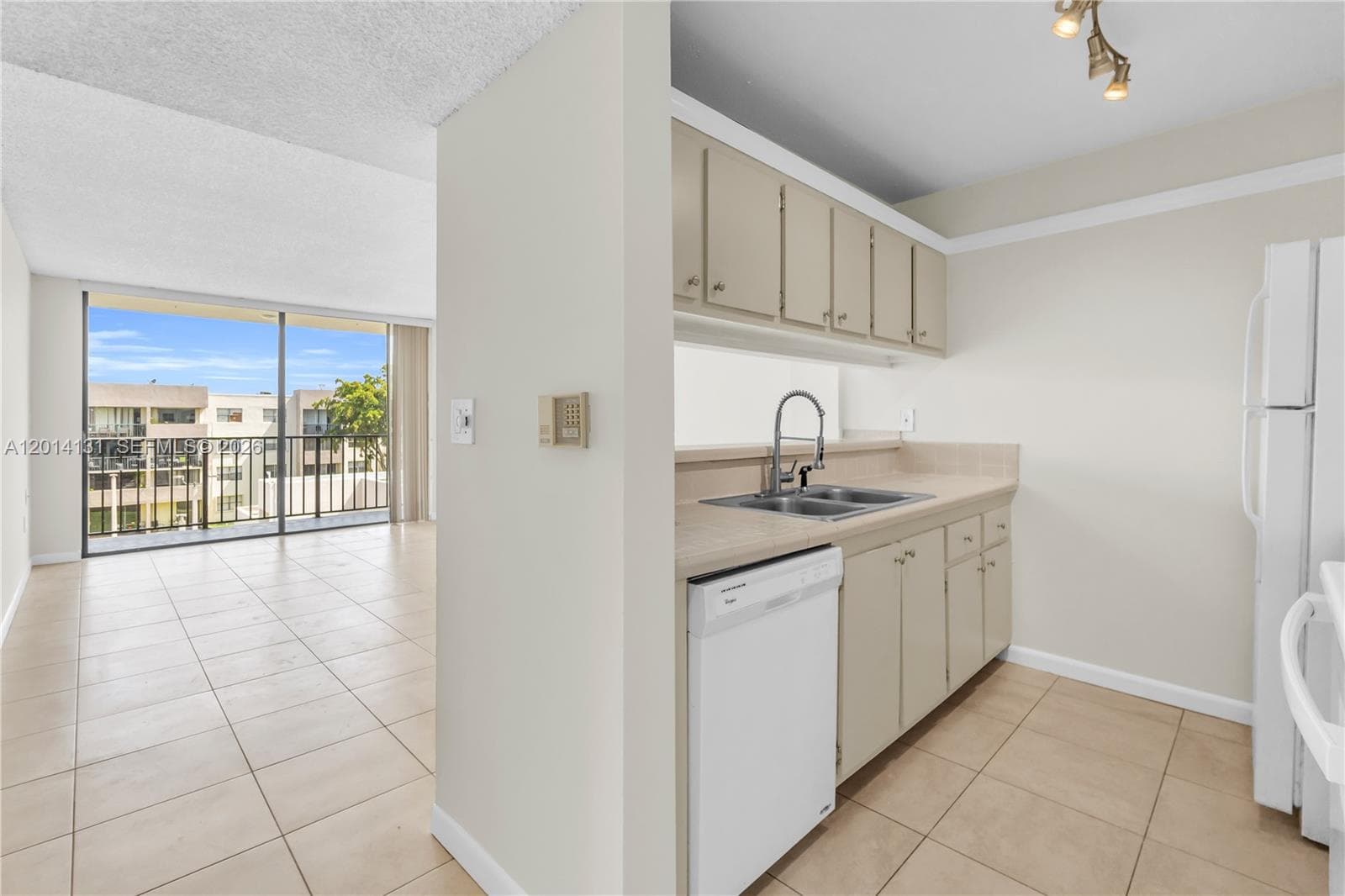 PEPPERMILL KENDALE LKS W · #B411 in Miami - Photo 13