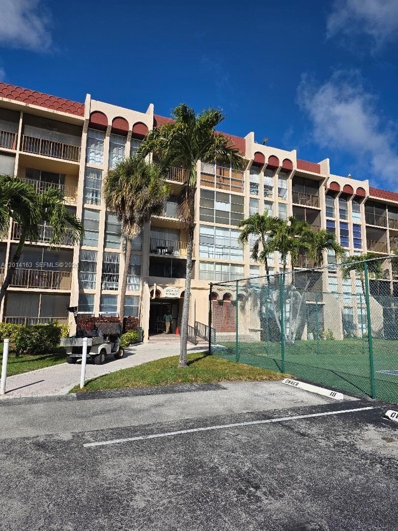 DeSoto Park North condo · #104 in Hallandale Beach - Photo 2