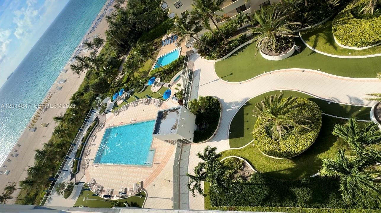 Upper and lower deck to the pool and ocean