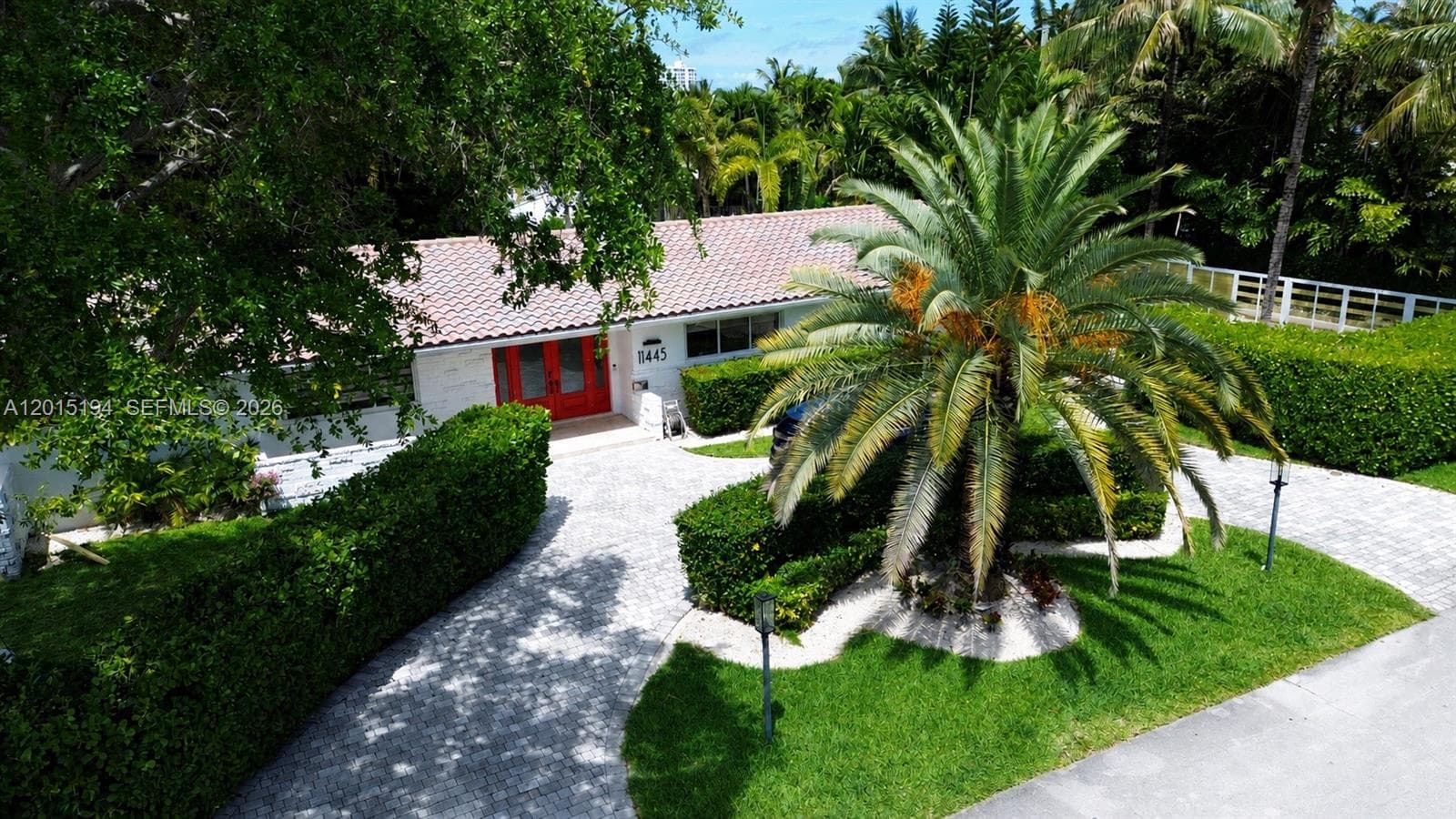 11445 N Bayshore Dr photo 2