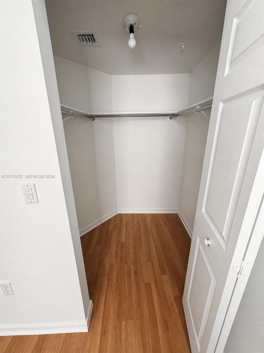 Unit have 2 walking closets