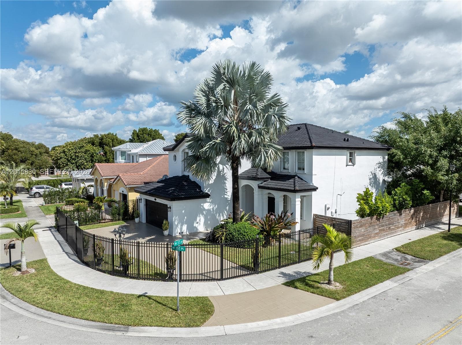 1733 SW 151st Pl photo 4