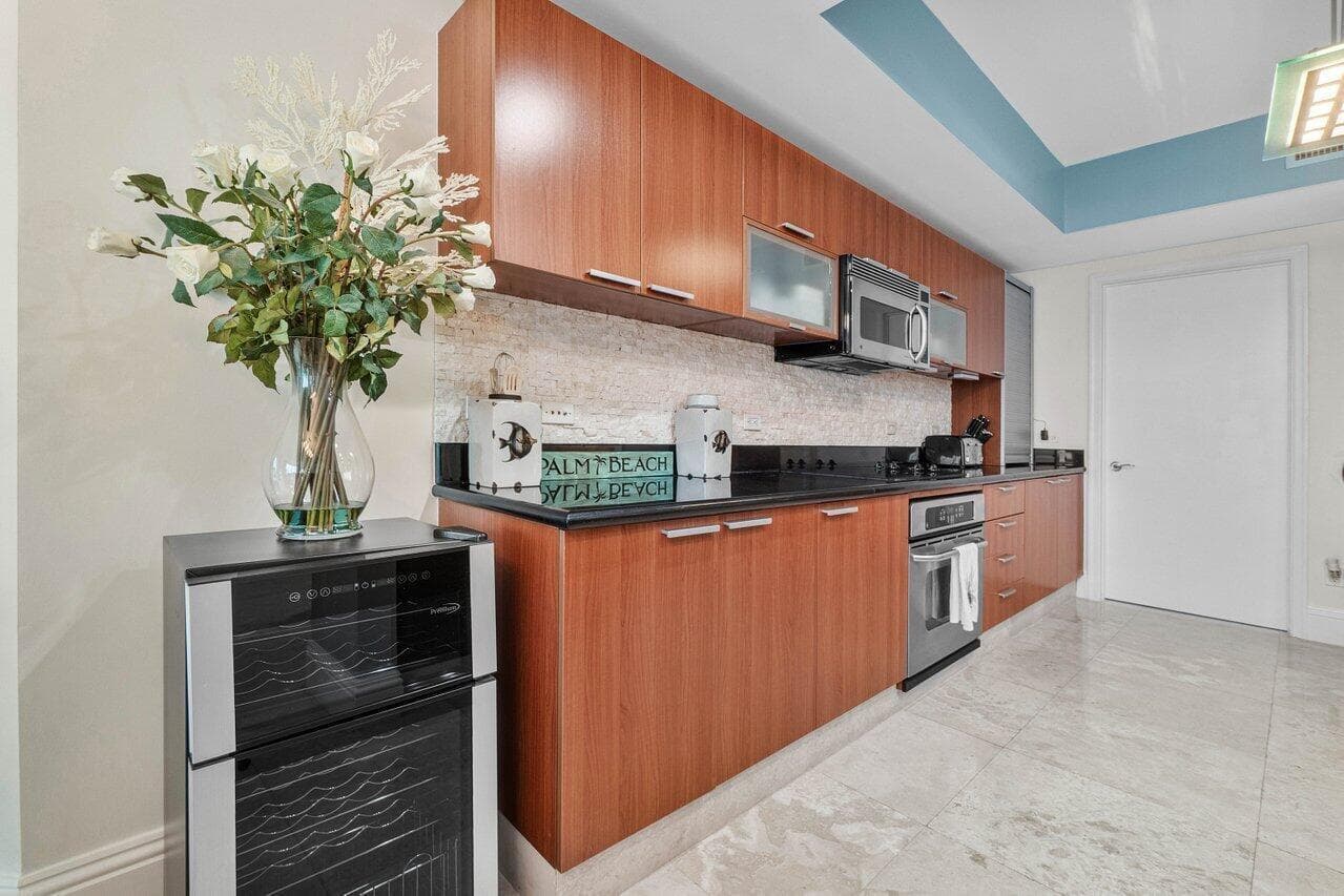 011-2650LakeShoreDrive-206-RivieraBeach-