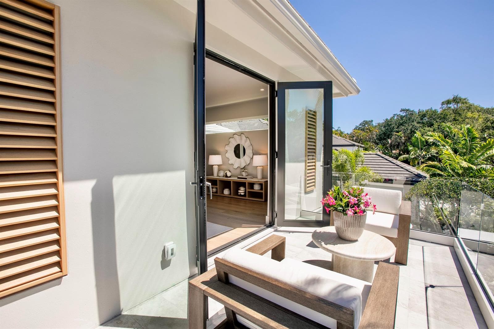 FRONT GLASS-RAILED BALCONY