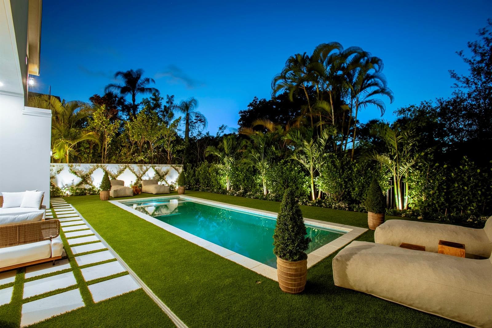 EVENING VIEW BACKYARD OASIS