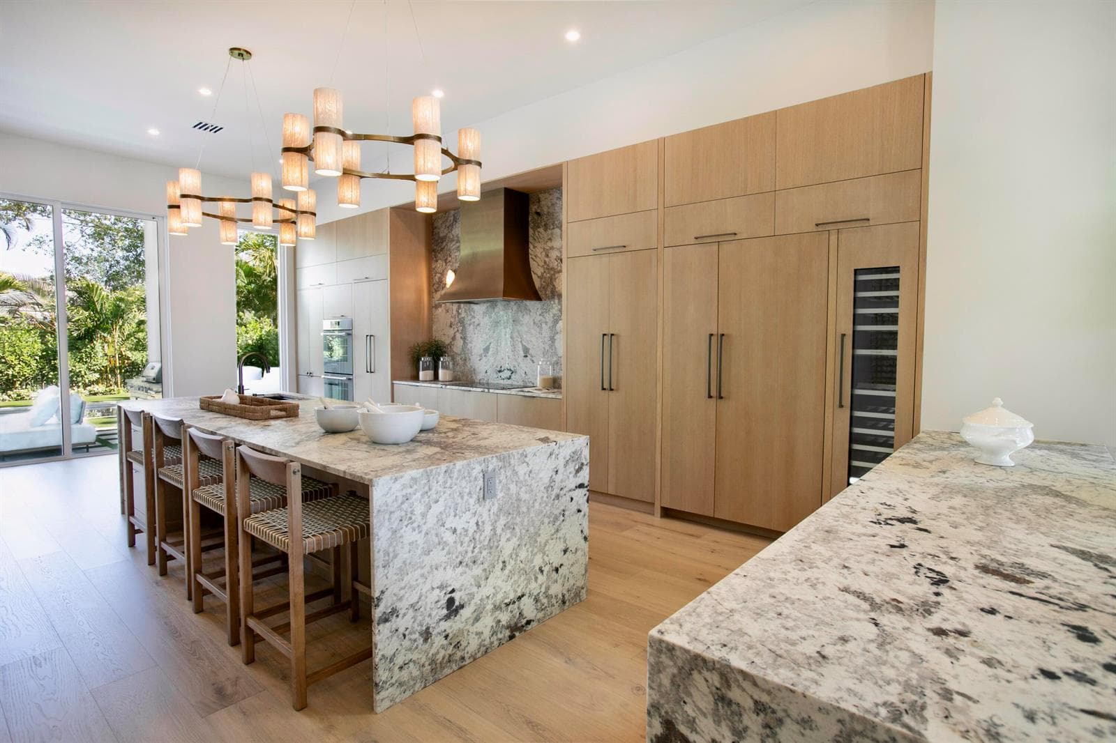 KITCHEN W/WHITE OAK CABS/HONED GRANITE