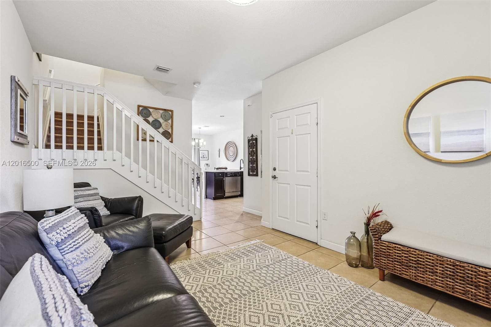 284 SE 37th Ter photo 2