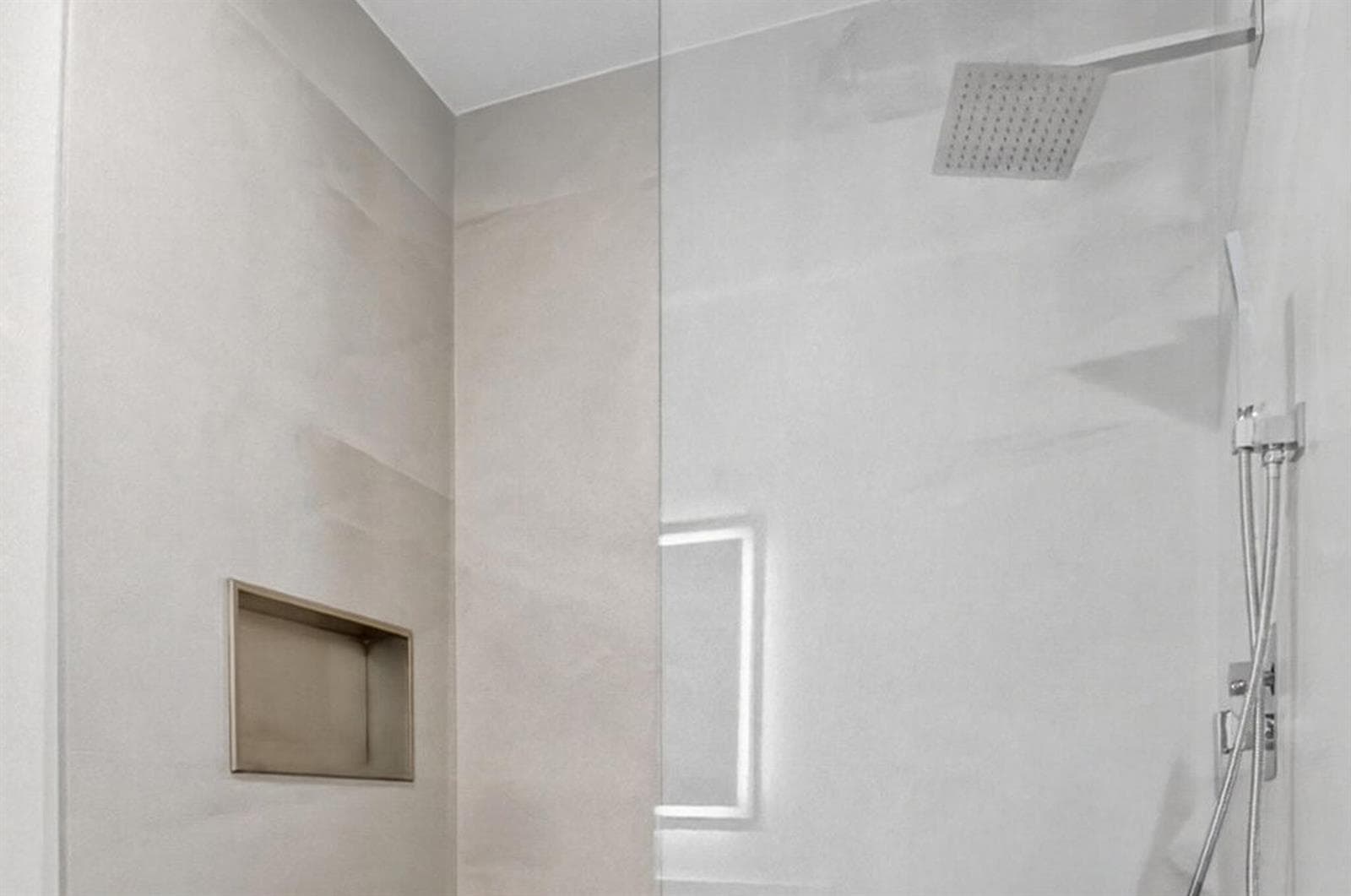 Third bedroom en suite bathroom